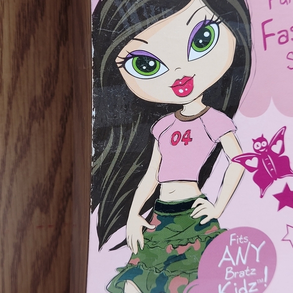 Bratz Kidz Bratz Girlz Kidz Class Doll Fashion Pack Skirt Belt Top Purse - Picture 8 of 8